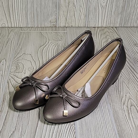 Salon Studio Metallic Pewter Wedge Slip On Bow Toe Shoes Womens 8W NEW - Picture 10 of 13